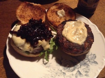 Camenbert und Zwiebelkonfit Burger<br />Pancetta/ Thymianmayo Burger