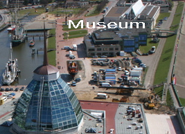 Schiffahrtsmuseum oben rechts im Bild