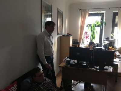 nuday_08.jpg (145.91 KiB) 2489 mal betrachtet Sele und weyoun beim hören der aktiven ls, sogar die dame des hauses scheint angetan 8)