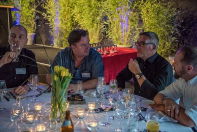 Martin Bühler unterhält sich angeregt mit Patrick Schappert (links) von Grobi und Marcel Müller (rechts) von Cambridge Audio. Im Hintergrund sieht man schon die Dolby Awards.