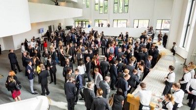 Im Foyer des Essener Aalto-Theaters fanden sich die Awardgewinner und Gäste zu lockeren Unterhaltungen ein. © Red Dot GmbH &amp; Co. KG