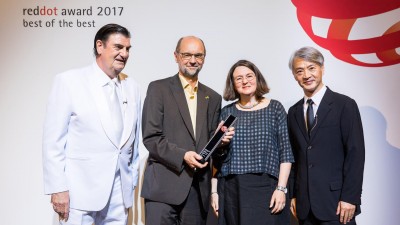 Die Übergabe der Auszeichnung durch Peter Zec und ein Jurymitglied an Roland Spiegler und Sylvia Rohm. © Red Dot GmbH &amp; Co. KG