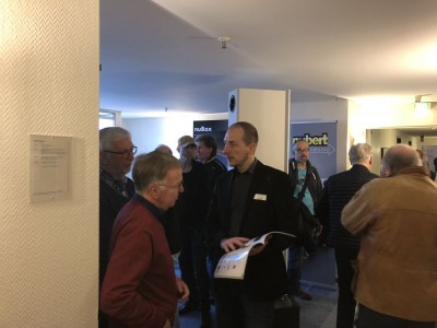 Trotz des großen Besucherandrangs nehmen sich unsere Experten, hier Entwicklungsingenieur Christoph Meiler (Mitte), die Zeit alle Fragen ausführlich zu klären.