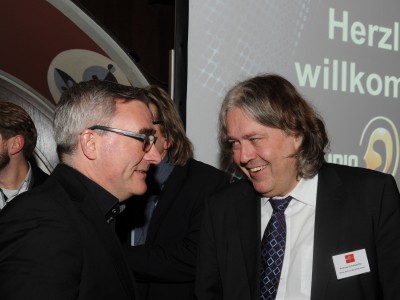 Verkaufsleiter Martin Bühler (links) und Geschäftsführer WEKA Andreas Eichelsdörfer haben auf der Veranstaltung sichtlich Freude.