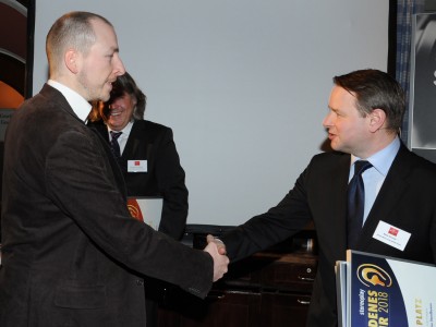 Auch Christoph Meiler (links), einer unserer Entwickler freut sich über die Auszeichnung der Produkte, die er mitentwickelt hat.