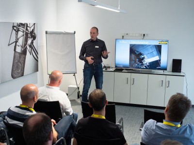 Nubert Ingenieur Christoph Meiler erklärt den Aufbau des Messraums.