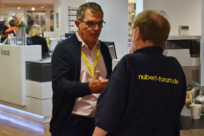 KMB_7170.JPG (124.01 KiB) 3190 mal betrachtet Stevienew mit Mörstädter im Gespräch
