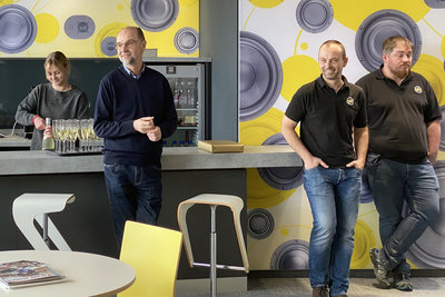 nu45-100120120149-aus.jpg (567.47 KiB) 1545 mal betrachtet Herr Spiegler blickte auf die Firmenhistorie zurück