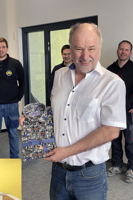 nu45-100120121553-aus.jpg (514.59 KiB) 1545 mal betrachtet Herr Nubert erhielt, da er gleichzeitig 45 jähriges Firmenjubiläum feiert ein besonderes Geschenk