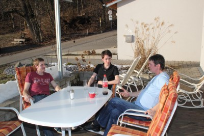 Noch die Sonne auf der Terrasse genießen, bevor es losgeht.