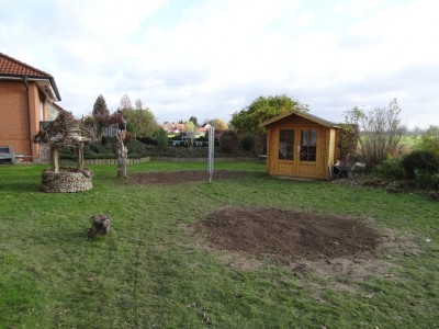 So nun ist wieder Ordnung. Der kleine Baustumpf  , links kommt auch noch weg , sowie der abgeschnittene Baum im Hintergrund.