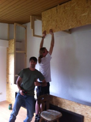 Hilfreiche Freunde beim Wandverbau ;)