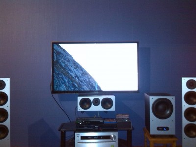 IMG_20140121_135131.jpg (505.47 KiB) 812 mal betrachtet Hier noch eine Frontansicht von mein Heimkino. <br />Ich habe den Sub momentan erhöht aufgestellt, um zu testen wie es klingt.<br />Gefällt mir sehr gut und werde mir noch einen passenden Ständer dazu bauen.