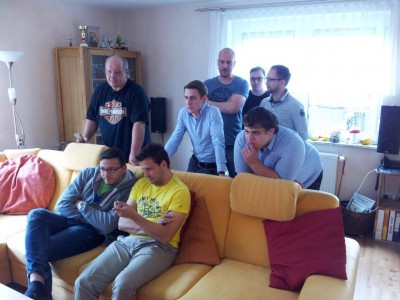 K1024_IMG_20141004_125658.JPG (147.9 KiB) 819 mal betrachtet Von links hinten nach rechts vorne: Reinhard (harley99), Thomas (ThomasB), Christian (WaldgeistWEN), Ralf (RalfE), Christian (Christian84Hal), Sebastian (Caine2011), Florian (Flo5) und Matthias (EvoD)