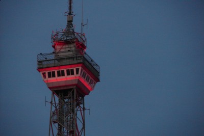 Der Funkturm bei Sonnenuntergang.JPG