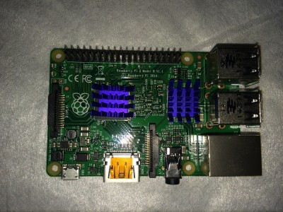 Der Raspberry Pi mit 2 Kühlkörpern bestückt